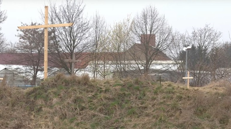 Allemagne : en réaction à un projet de mosquée, des nationalistes érigent des croix chrétiennes