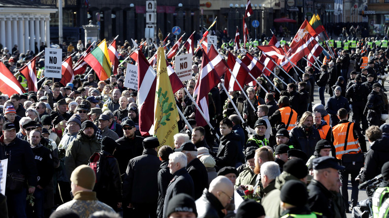 D’anciens combattants nazis défilent à Riga (IMAGES)