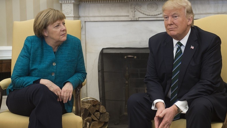 Une nouvelle poignée de main manquée ? Le moment de solitude de Merkel face à Trump (VIDEO)