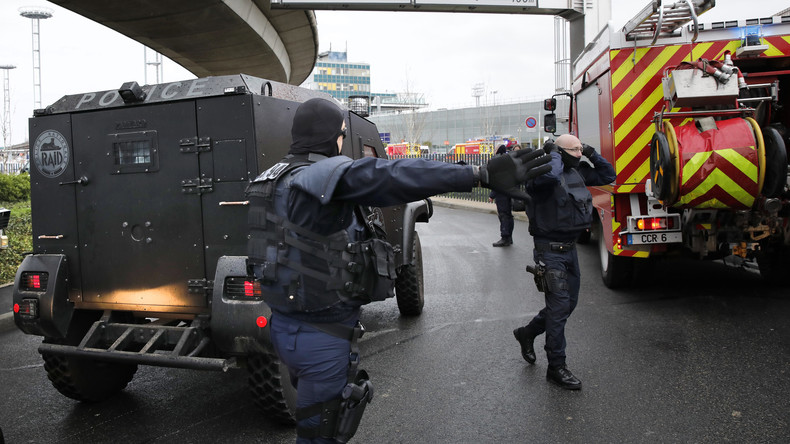 Opération de police en cours après la fusillade à l’aéroport d’Orly
