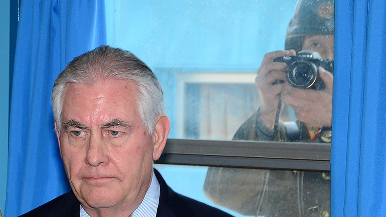 Un soldat nord-coréen s'invite l'air de rien sur une photo du secrétaire d'Etat américain