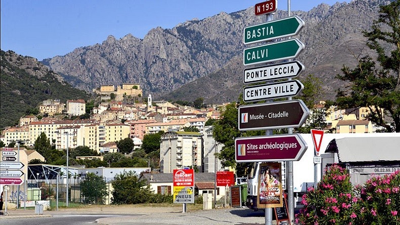 En Corse, des individus attaquent la sous-préfecture de Corte avec 25 cocktails Molotov