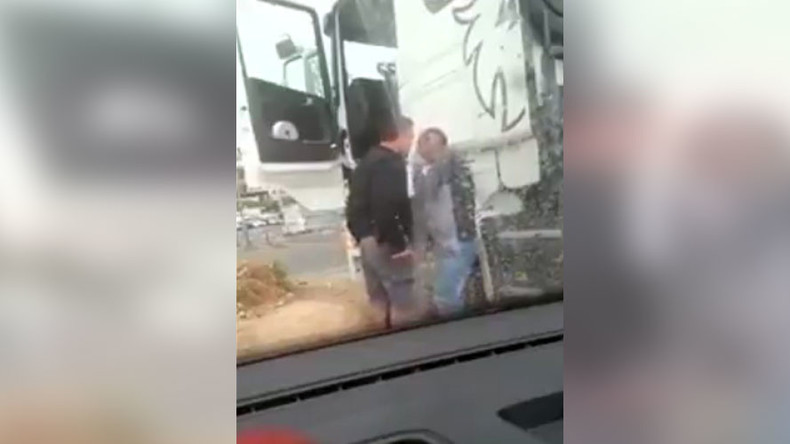 Un policier israélien perd ses nerfs et agresse un chauffeur palestinien (VIDEO)