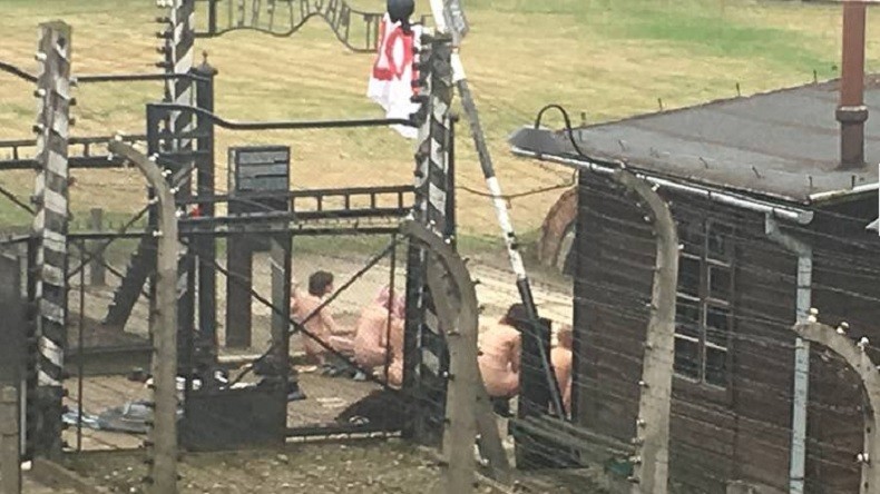 14 personnes nues égorgent un mouton et s’enchaînent à Auschwitz pour un motif inconnu