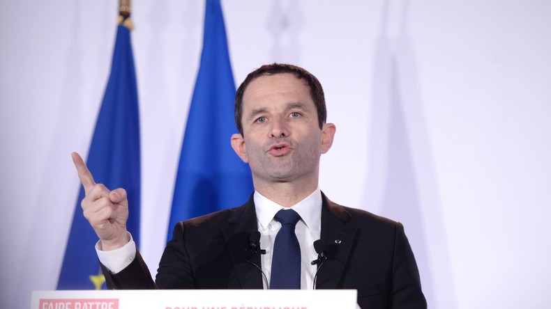 Marine Le Pen à Moscou : quand Hamon agite la menace d'une soumission de la France à la Russie