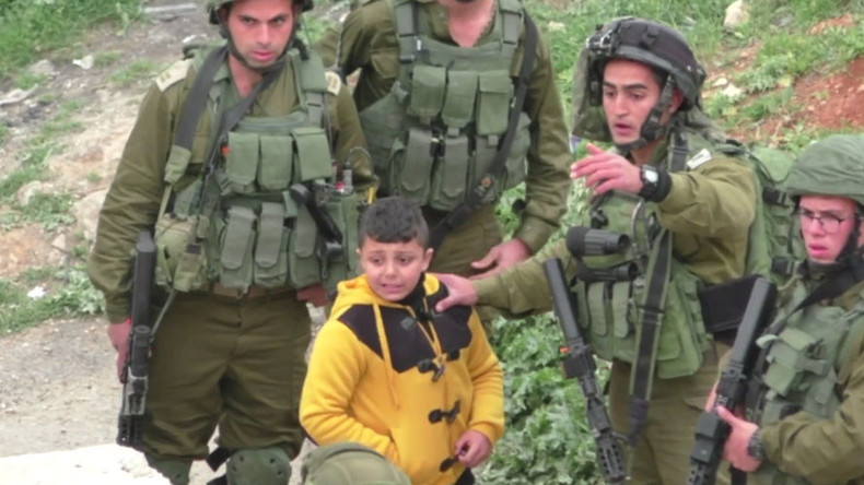 Des soldats israéliens arrêtent un garçon palestinien de huit ans accusé d'être un émeutier