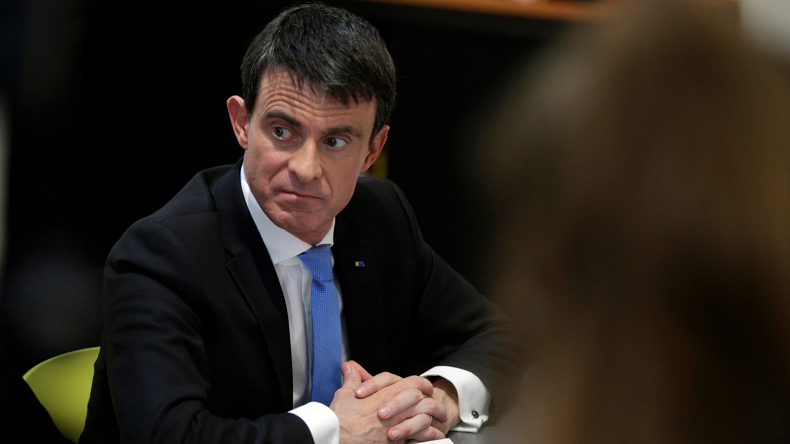 Manuel Valls chahuté par la presse après son ralliement à Macron