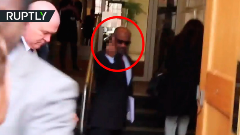 Un activiste britannique tente d’arrêter un militaire saoudien pour crime de guerre (VIDEO)