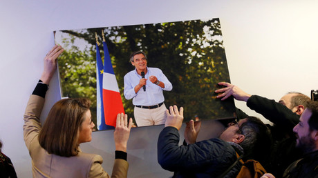 Les journalistes accrochent au mur la photo de François Fillon qui est tombée lors de la conférence de presse.