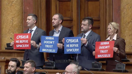 Pancartes ou slogans, les députés de l'opposition serbe ont fait entendre leur opposition à l'Union européenne
