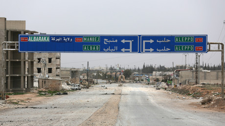 Une route menant à Manbij