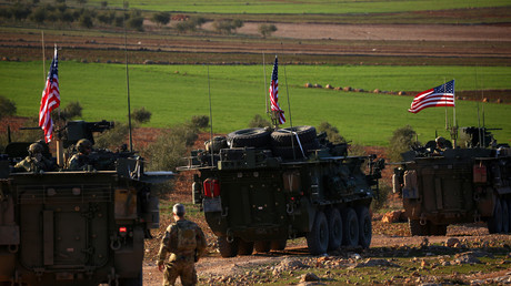 Un convoi de véhicules blindés américains dans les environs de Manbij au nord de la Syrie le 5 mars 2017.