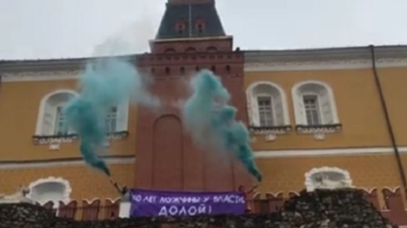 Des activistes féministes sur une tour du Kremlin, le 8 mars