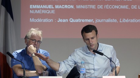 Daniel Cohn-Bendit et Emmanuel Macron, lors d'une conférence à SciencesPo Paris, en juin 2016