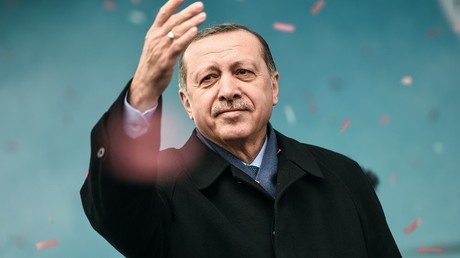 En campagne pour son référendum, Erdogan a une cible favorite