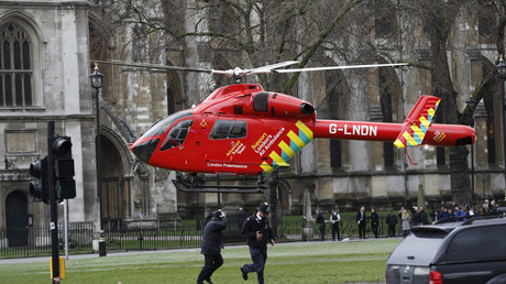 Un hélicoptère de secouristes arrive sur place 
