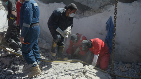 Des pompiers cherchent des corps dans les décombres après une frappe aérienne à Mossoul le 27 mars