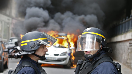 La voiture de police incendiée quai de Valmy