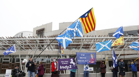 Des indépendantistes écossais devant le parlement national 