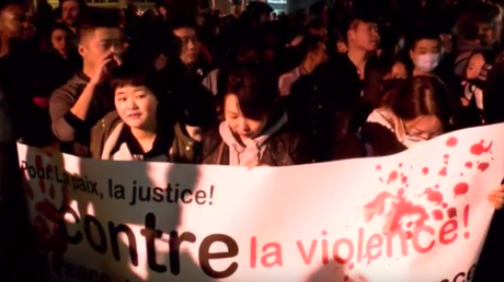 Plusieurs centaines de manifestants, principalement de la communauté asiatique, manifestent à Paris