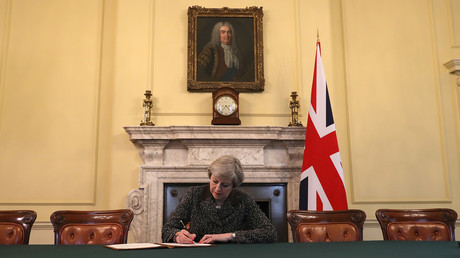 Theresa May signant la lettre déclenchant le Brexit