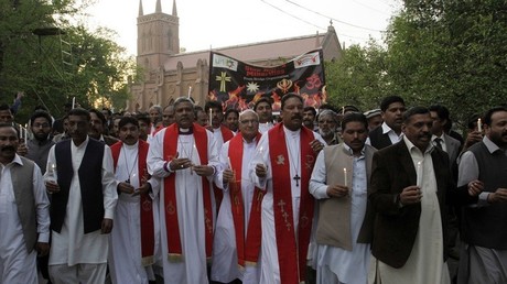Des membres de la communauté chrétienne défilent dans les rues du quartier chrétien de Lahore, après l'attaque suicide perpétrée contre une église, en mars 2015
