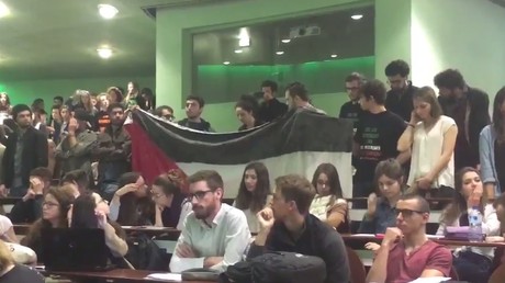 Des étudiants ont déployé un drapeau palestinien dans l'amphithéâtre