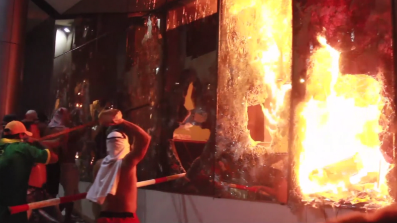 Paraguay : scènes de chaos et de heurts devant la Maison du Congrès incendiée par des manifestants