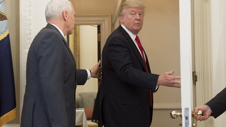 Quand Trump quitte une cérémonie de signature de décrets... sans signer les décrets (VIDEO)