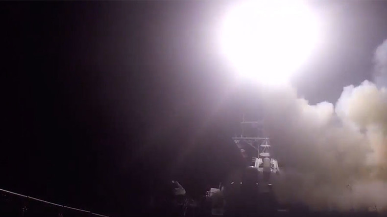 Des navires de guerre américains tirent des missiles Tomahawk sur une base aérienne syrienne (VIDEO)