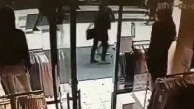 Attentat de Stockholm : le terrible moment où le camion fonce dans la foule (VIDEO CHOC)
