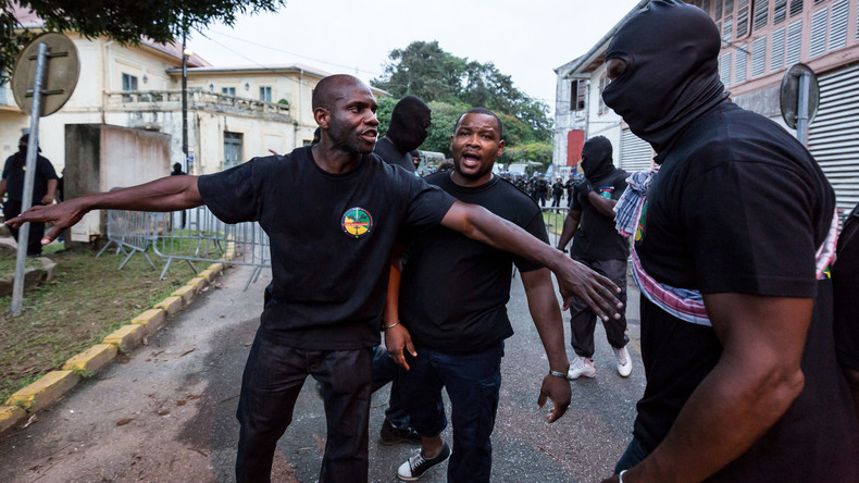 Un policier «sérieusement blessé» en Guyane : un cap est franchi dans la contestation (VIDEOS)