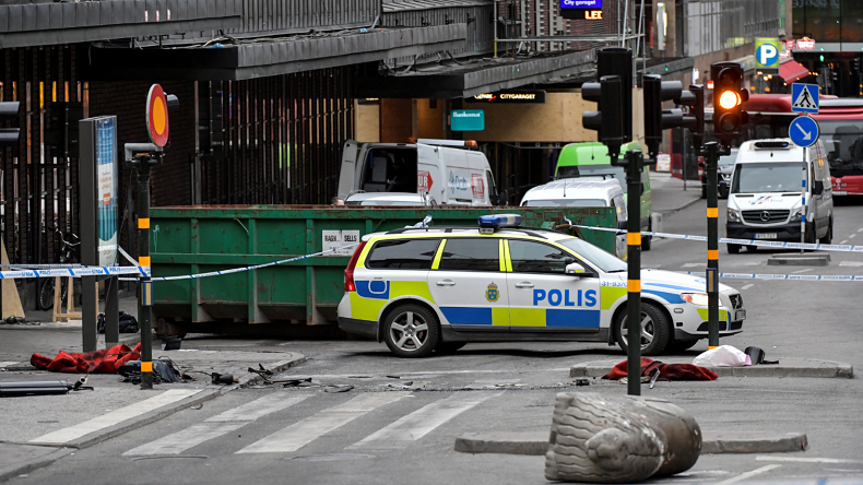 Attentat de Stockholm : l'homme gardé à vue serait le chauffeur du camion, selon la police