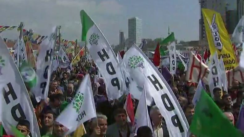 Istanbul : manifestation contre le référendum sur l'extension des pouvoirs du président