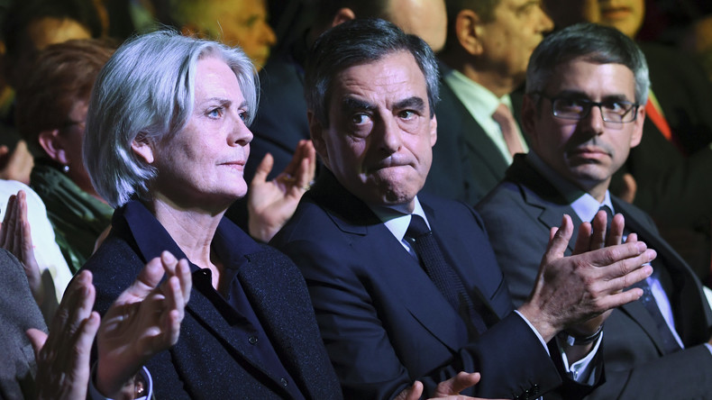 Soupçonné d'emplois fictifs, François Fillon aurait recruté son épouse dès 1982, selon Mediapart