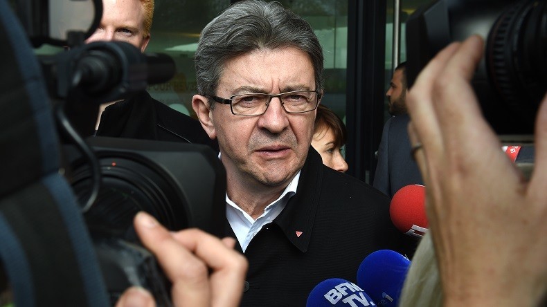 En pleine ascension dans les sondages, Mélenchon attaqué de toutes parts… même par Hollande