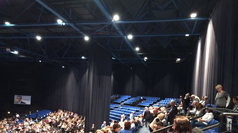 François Fillon en meeting à Toulouse : le Zénith était-il à moitié plein ou à moitié vide ? (VIDEO)