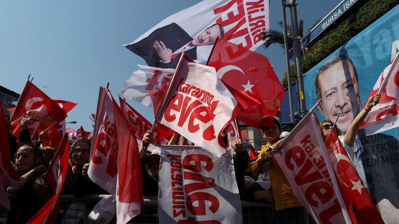 Référendum en Turquie : le oui l'emporte, l'opposition conteste le résultat