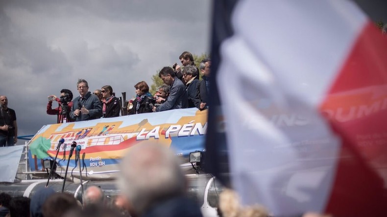 La «Péniche insoumise» de Jean-Luc Mélenchon parcourt l'Ile de France (IMAGES)