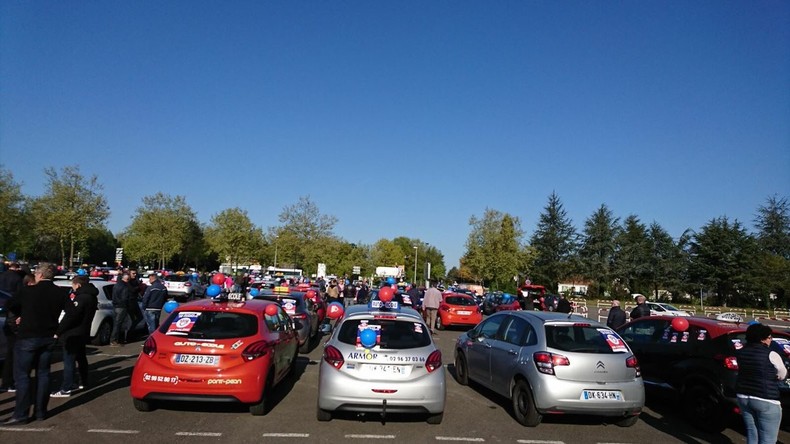 Les patrons d'auto-écoles se mobilisent en France contre l'«uberisation» de leur profession (PHOTOS)
