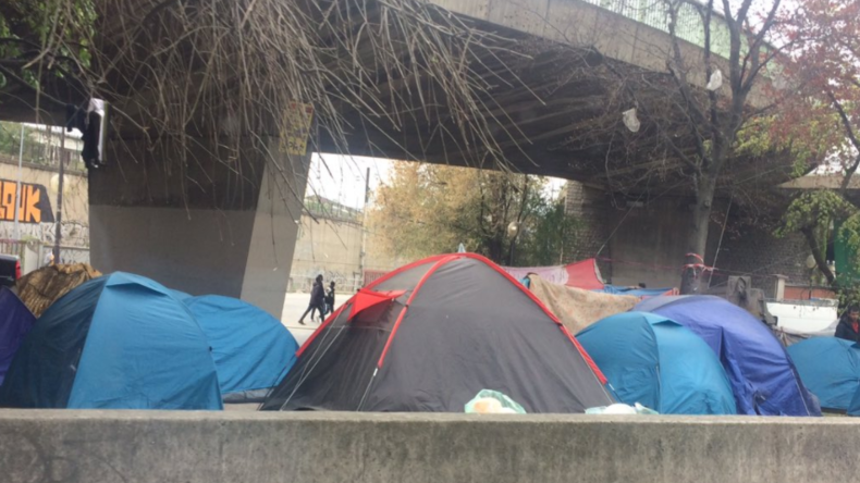 Plusieurs centaines de migrants occupent les environs de la porte de la Chapelle à Paris
