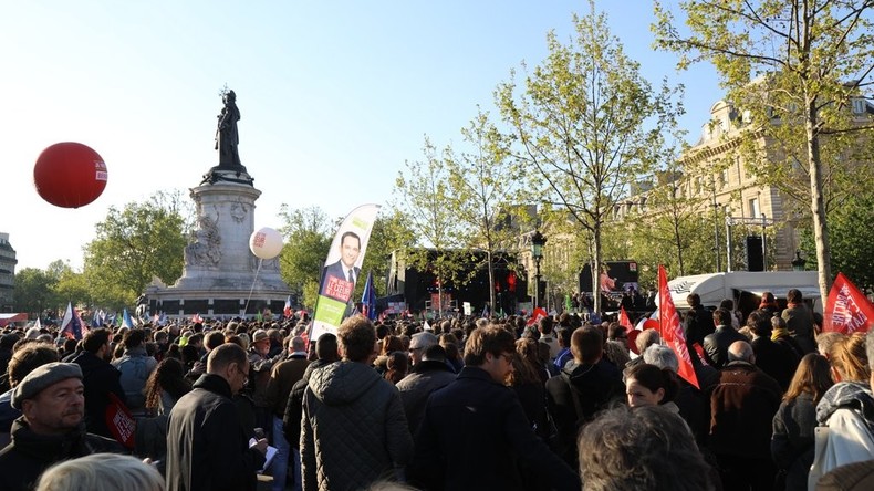 «J'ai tenu bon et je tiendrai bon» : pour son dernier meeting, Hamon y croit toujours (IMAGES)