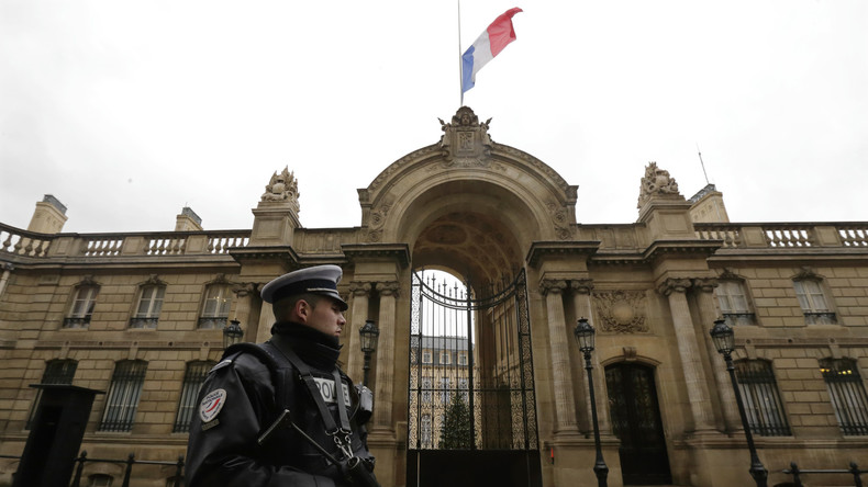 Des militants anarchistes ont manifesté contre la «mascarade présidentielle» près de l'Elysée