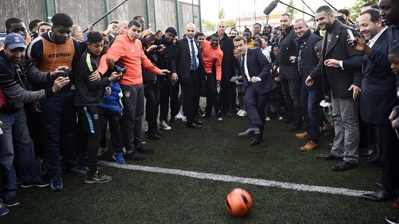En campagne, Emmanuel Macron joue au foot avec des jeunes à Sarcelles (VIDEO)