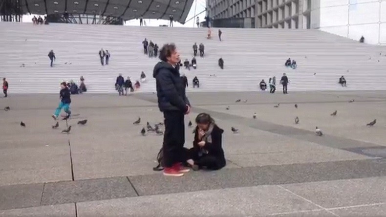 Paris : un artiste aboie pendant trois heures «en résistance» au Front National (VIDEO)