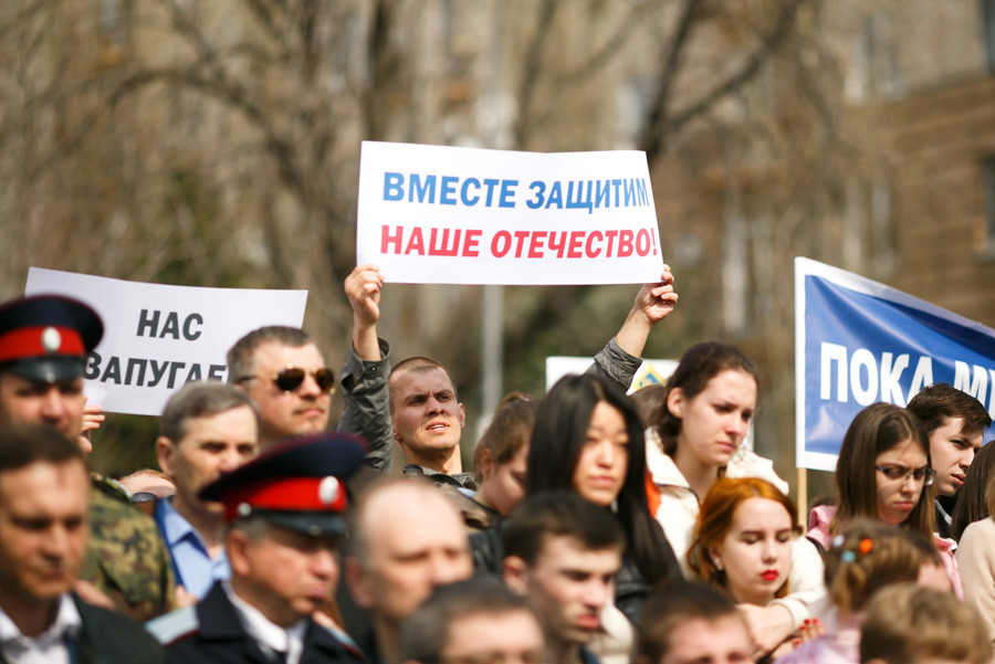 Des dizaines de milliers de personnes pleurent les victimes de l’attentat de Saint-Pétersbourg 