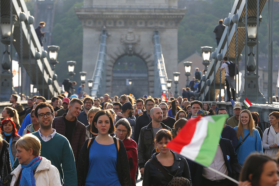 70 000 manifestants à Budapest contre la fermeture de l'«université Soros» (VIDEO)