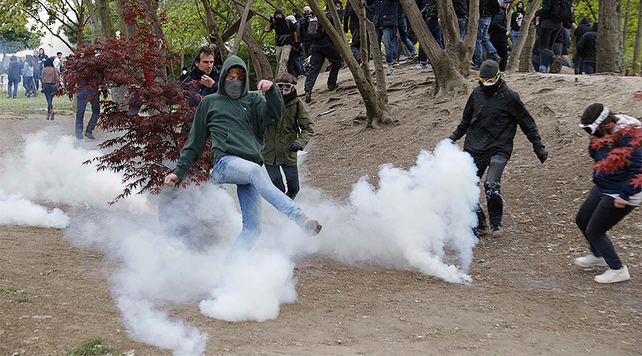 Manifestations émaillées de violences contre la tenue du meeting de Marine Le Pen à Paris (IMAGES)