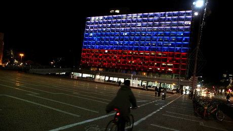 La mairie de Tel-Aviv, contrairement à la porte de Brandebourg ou à la tour Eiffel, a été illuminée aux couleurs du drapeau russe