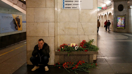 Les gens continuent à apporter les fleurs sur le site d'attentat à Saint-Pétersbourg 